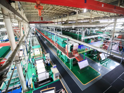 “6S現場管理工作對我們企業和個人都產生了積極影響?！弊哌M浙江合力革業有限公司的生產現場，機器設備擺放整齊、廠區廠房周邊干凈整潔。該公司環保主管孫萬璽介紹，通過6S現場管理，不僅辦公環境和生產環境更整潔了，設備管理和安全管理也更完善，產品質量和生產效率大幅提升，同時員工素質提高了不少。前不久，麗水經開區公布了2023年合成革企業6S現場管理各項先進名單，共5家企業獲得相關榮譽稱號。其中，浙江閩鋒化